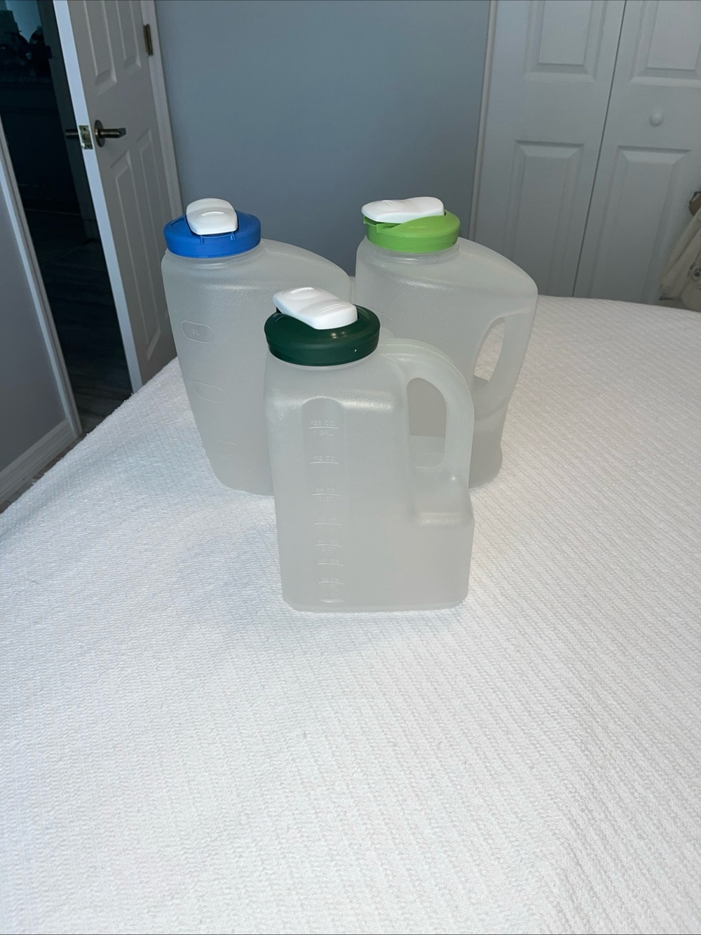Lot of 3 vintage Rubbermaid pitchers - Picture 8 of 8